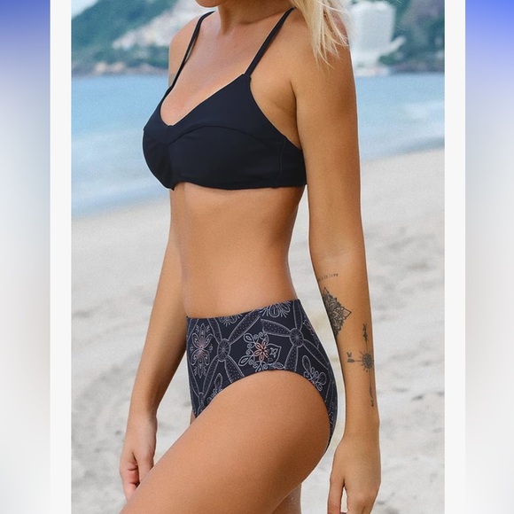 Chic Blue Patterned Bikini Set - Picture 6 of 6